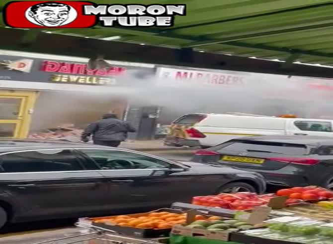 Video :They shatter the glass of a jewelry store with a vehicle and loot it in broad daylight